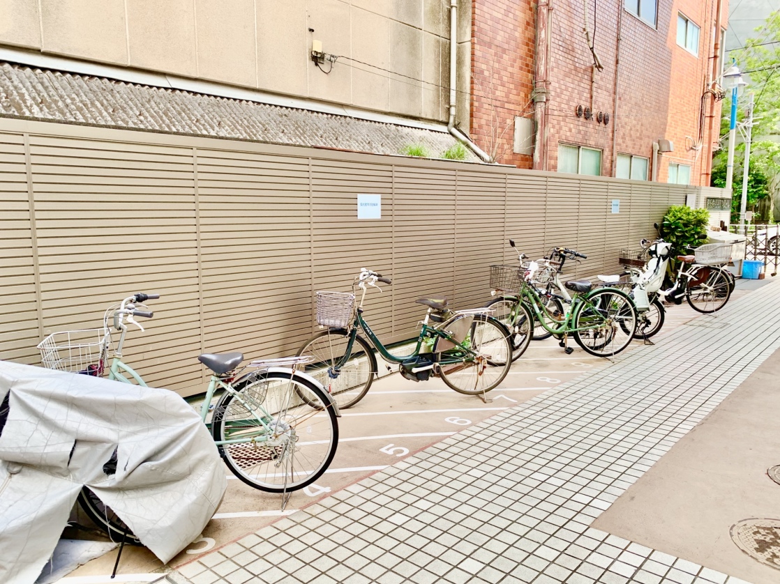 【駐輪場】敷地内には、駐輪場の他にバイク置場が設けられています。いずれも使用料は無償(別途ステッカー代200円)。空き状況や利用可能な車種などは、お気軽にお問い合わせくださいませ。
