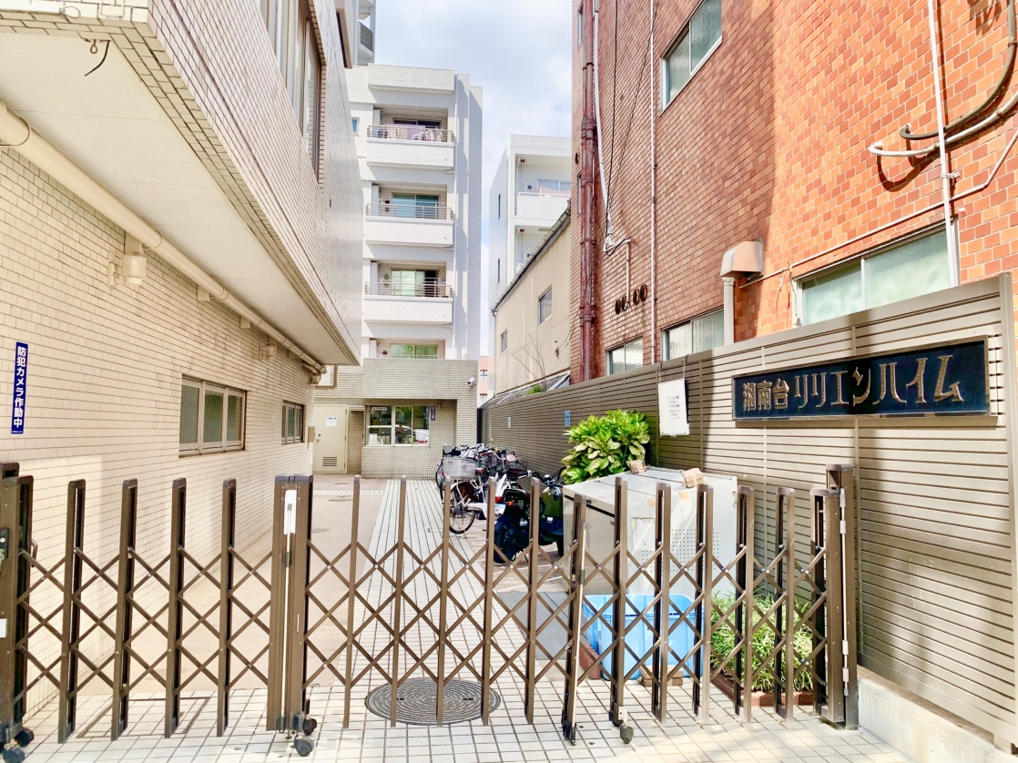 【共用部】徒歩3分圏内にコンビニやスーパーといった買い物施設や、行政の各種手続きなどが可能な公共施設が位置する、暮らしに便利なロケーション。周辺環境も併せてご検討くださいませ。