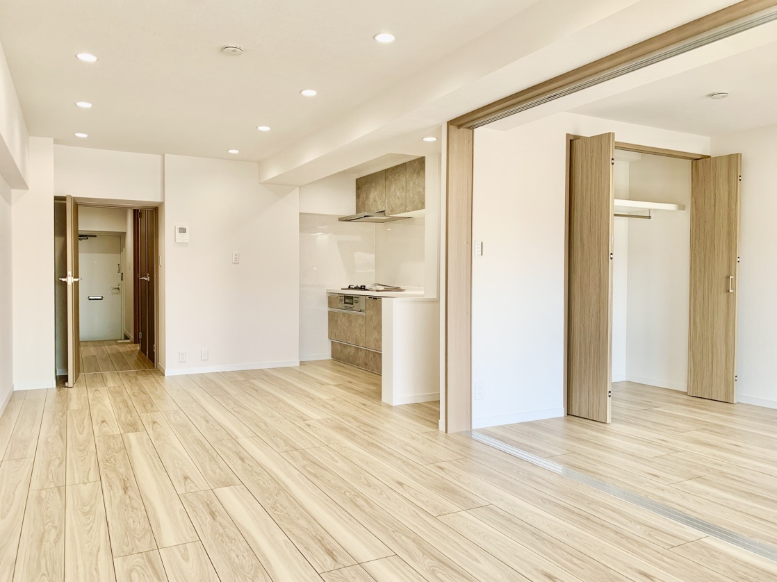 【LDK/約12.1帖】南東向きに配置された、明るく開放感あふれる住空間です。親しみやすい木目の床材が採用され、やわらかな雰囲気に仕上げられています。