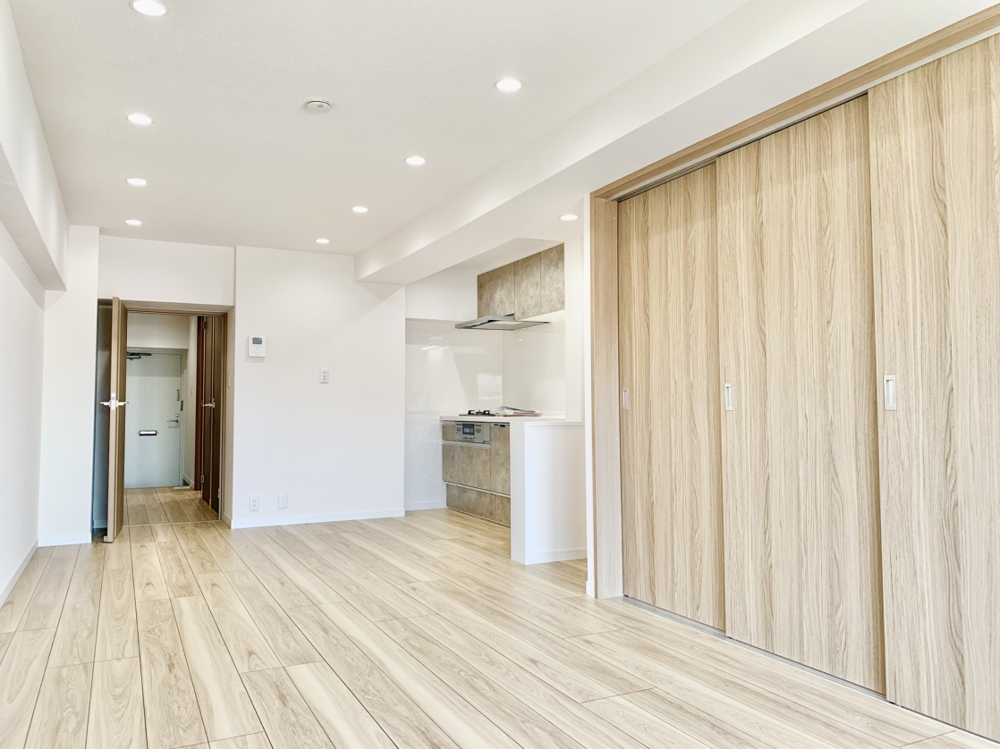 【LDK/約12.1帖】白を基調とした配色に木のぬくもりのバランスも良く、シンプルな内装で、どんなインテリアも似合いそうですね。