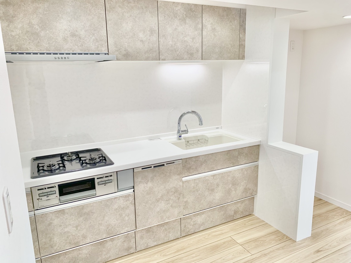 【キッチン】食後の家事負担を軽減してくれる食器洗乾燥機付きで、忙しい毎日にゆとりをプラス。デザインと機能性を兼ね備えたキッチンです。