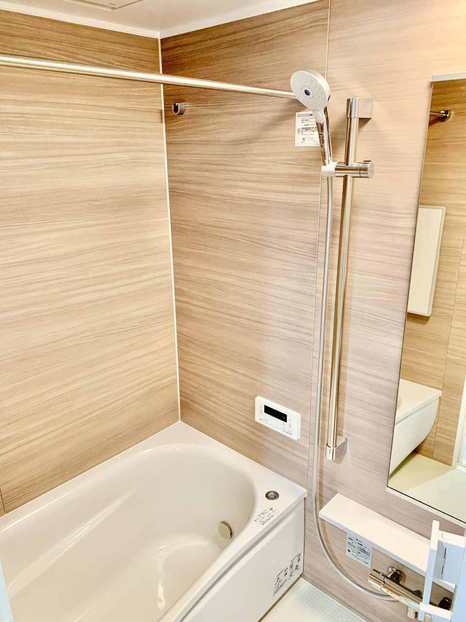 【浴室】1日の疲れを癒す、ゆったりとした浴室です。浴室乾燥機を搭載しており、雨の日の洗濯物干しやカビ対策にも活躍しそうです。