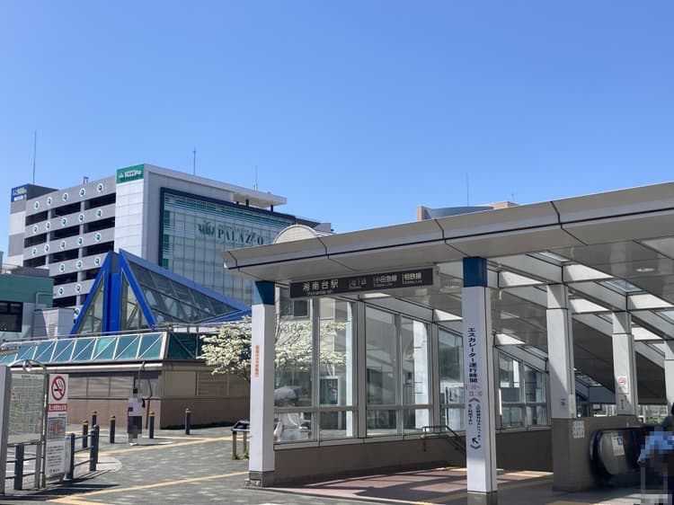 【小田急江ノ島線・相模鉄道いずみ野線・横浜市ブルーライン「湘南台」駅】徒歩4分(約310m)。始発駅を含む3沿線が利用可能です。駅周辺には、飲食店などの商業施設が建ち並んでいます。