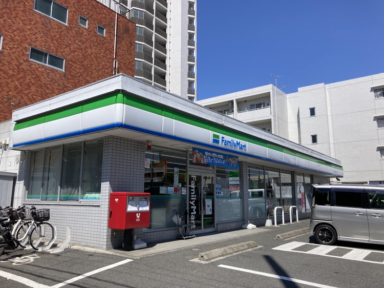 【ファミリーマート湘南台文化センター前店】徒歩2分(約80m)。24時間営業のコンビニです。歩いてすぐの距離にあるため、夜間や早朝などの入用の際にも、時間を気にせずに気軽にご利用いただけます。