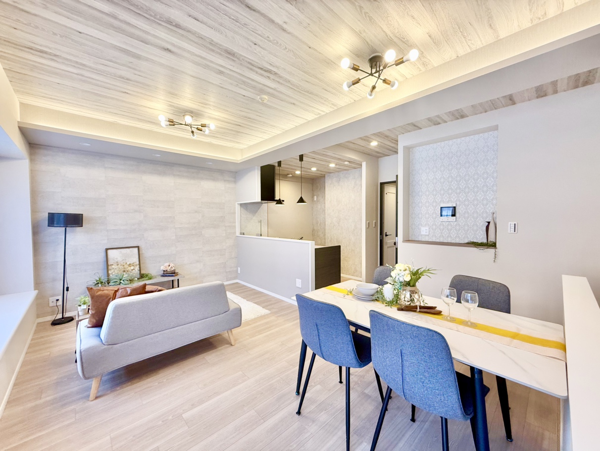 【LDK/約15.1帖】15帖超えの開放的な空間が、ご家族の時間を豊かに彩ります。大きなソファやダイニングセットもゆったり配置できそうです。