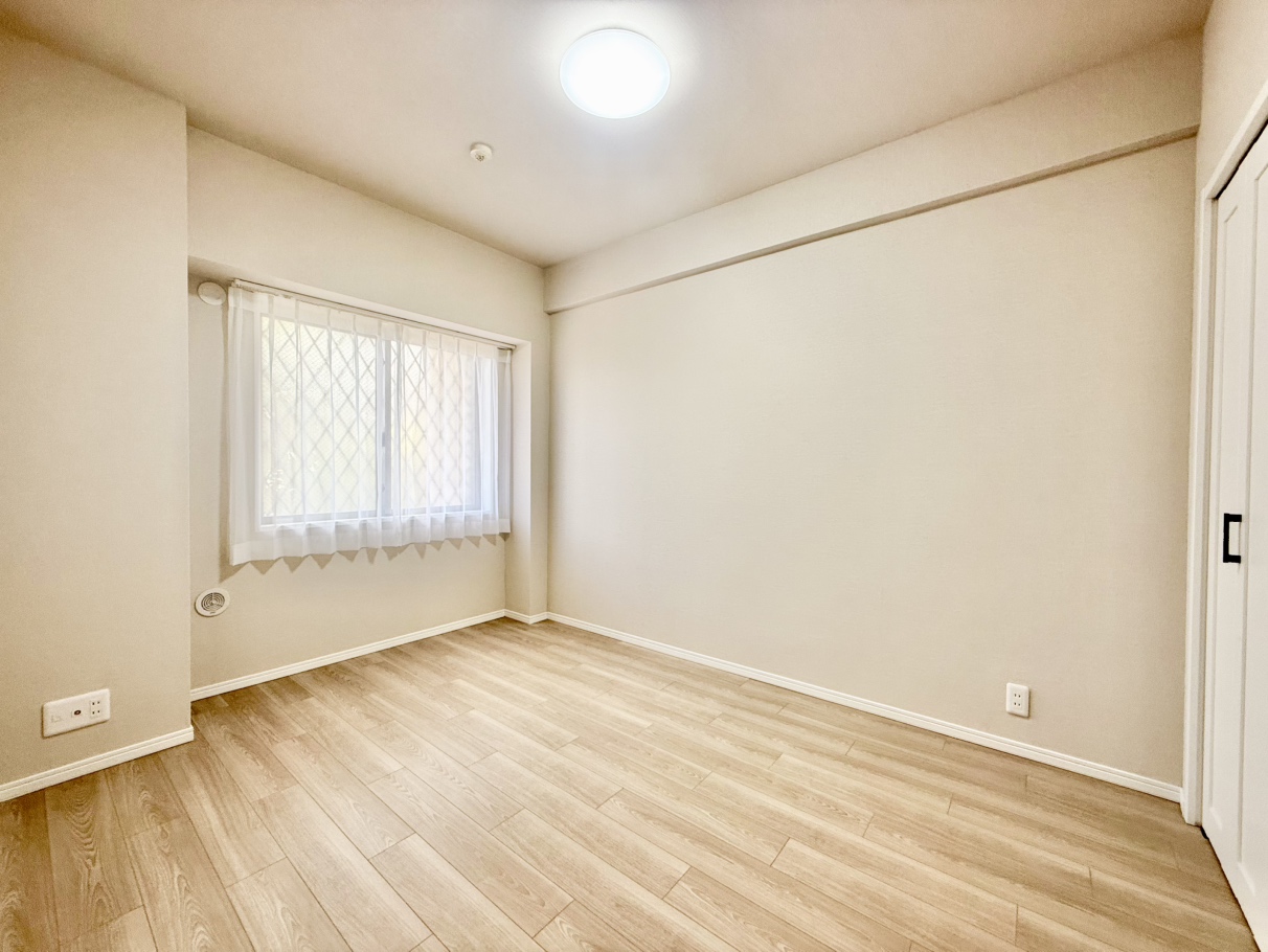 【洋室/約6帖】採光部分は腰高窓なので、家具の配置がしやすく、壁面を活かしたレイアウトが可能です。