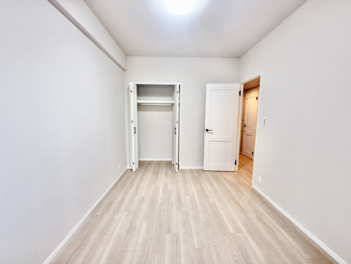 【洋室】シンプルな内装デザインが採用され、自分らしいレイアウトが楽しめます。内装リフォーム完了済みのため、スムーズに新生活を始められます。