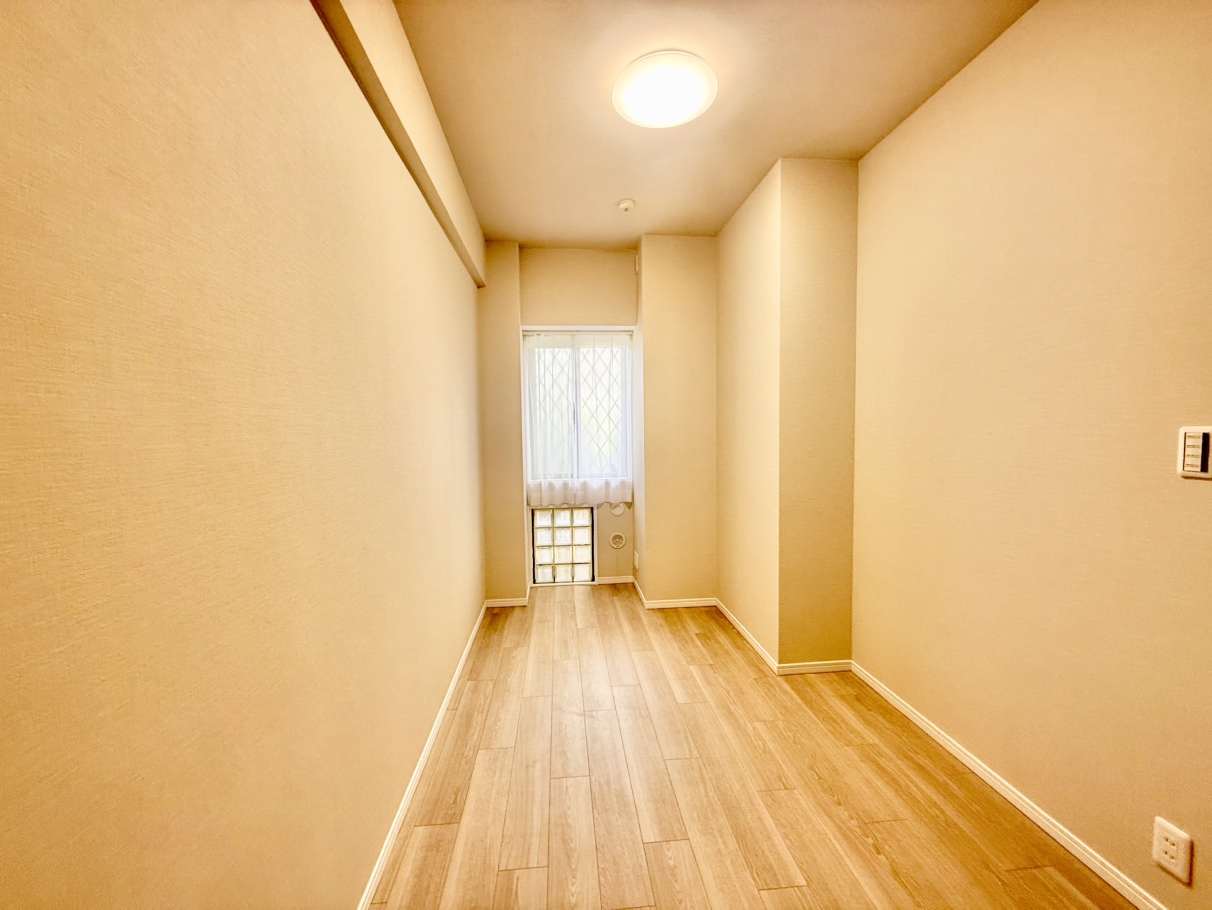 【洋室/約5帖】全居室に窓があり光と風をたっぷり取り込めます。掃除やお手入れがしやすいフローリング仕様です。