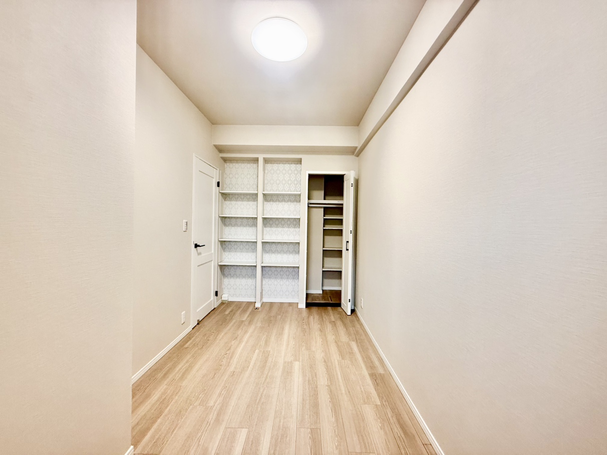 【洋室/約5帖】クローゼットが備わっており、使う人や収納する物によって使い分けることが可能。整理整頓しながら、使い勝手の良い収納に。収納家具を最小限にし、居住空間の広さを十分に活用できます。