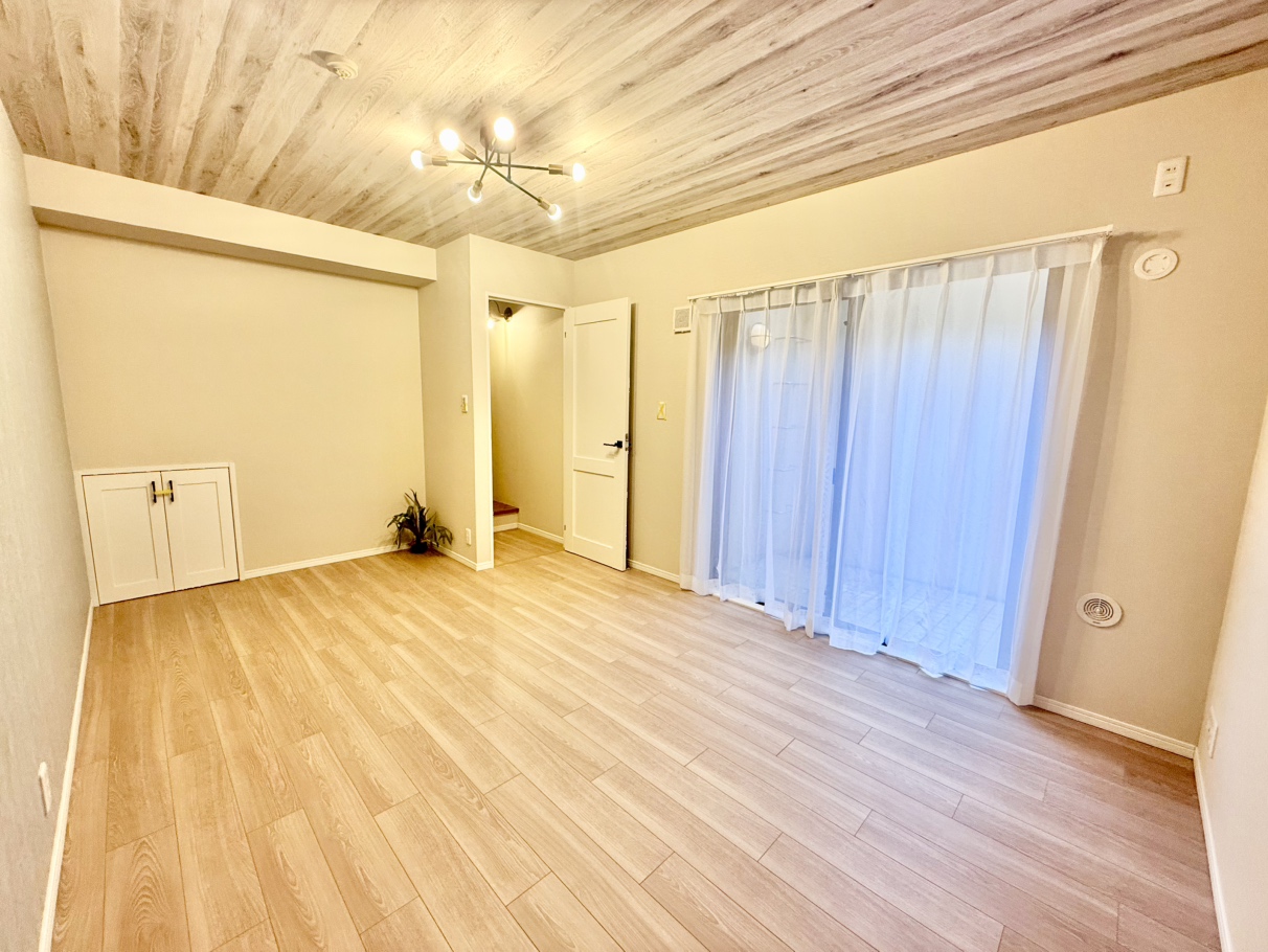 【洋室/約8.6帖】半地下の洋室は外からの目線が気にならないため勉強部屋や書斎など集中したい時にもおすすめです。壁面も多く確保されており、机などをレイアウトしやすいお部屋です。