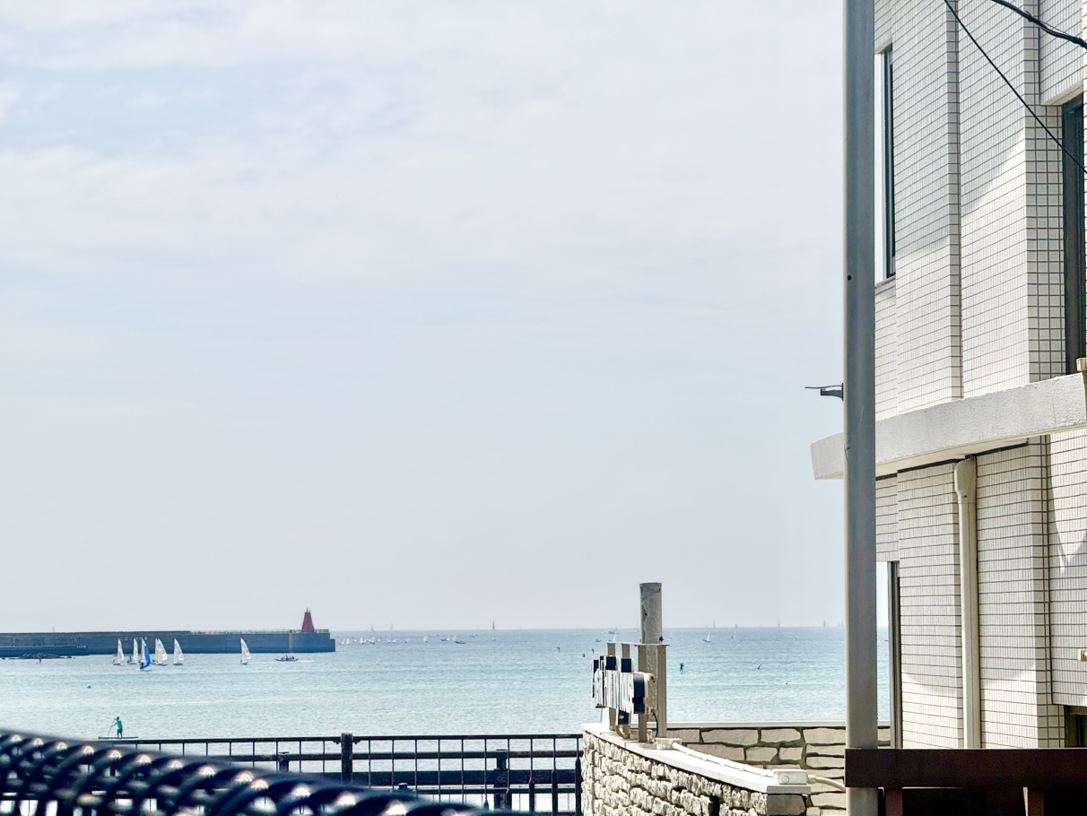 【住戸からの眺望】専用庭からは逗子海岸が望めます。リラックスしたひと時をお過ごしいただけます。