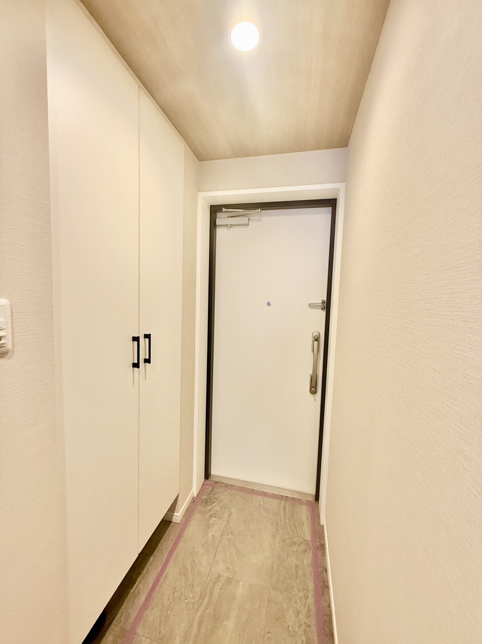 【玄関】玄関にはご家族分の靴や雨具を収納できる玄関収納が下駄箱が設置されています。すっきりとした玄関で、ご家族や来訪者を迎えられそうです。