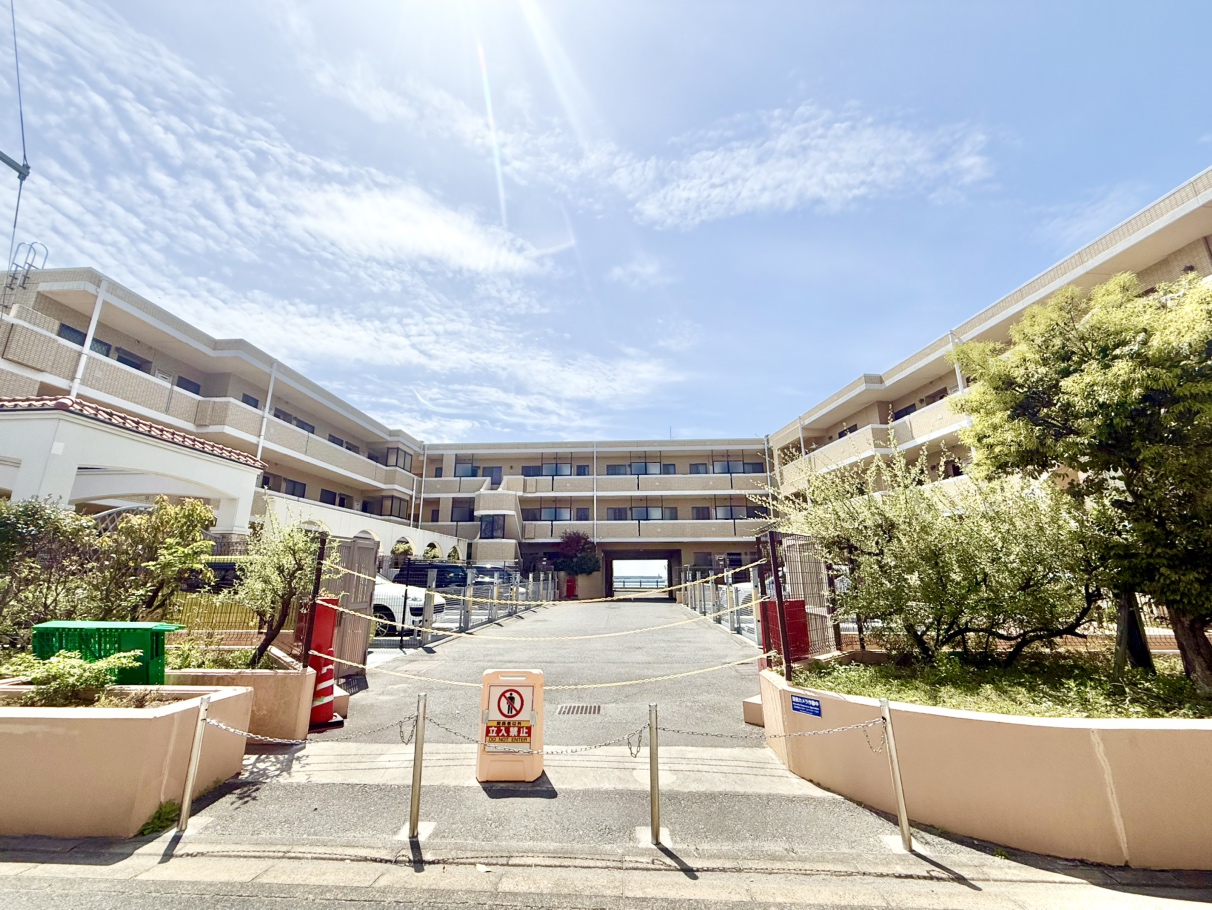 【敷地内駐車場】敷地内に駐車場があります。使用料や最新の空き状況など、詳しくはお問い合わせくださいませ。