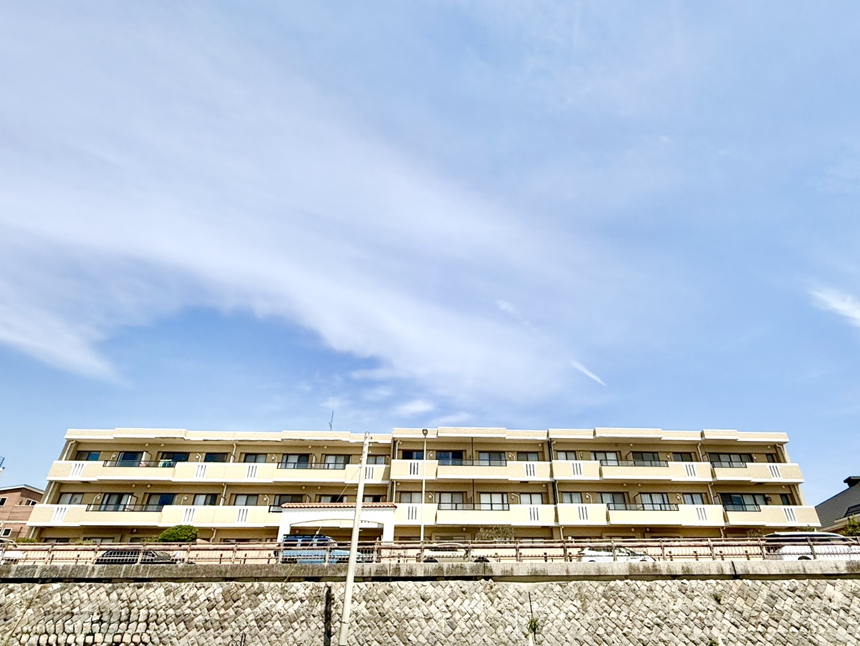 【現地外観写真】地下1階付き地上3階建マンションの1階部分に位置しています。海が近く自然を身近に感じられる住環境です。