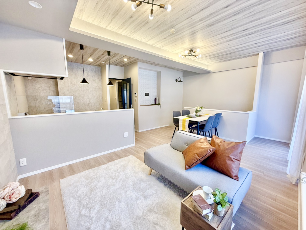 【LDK/約15.1帖】白を基調とした配色に木のぬくもりのバランスも良く、シンプルな内装で、どんなインテリアも似合いそうですね。