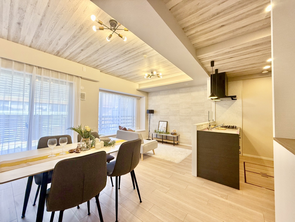 【LDK/約15.1帖】ご家族が集うLDKは約15.1帖の広さ。西側の窓からあたたかな陽光が注ぐ、心地よい空間です。