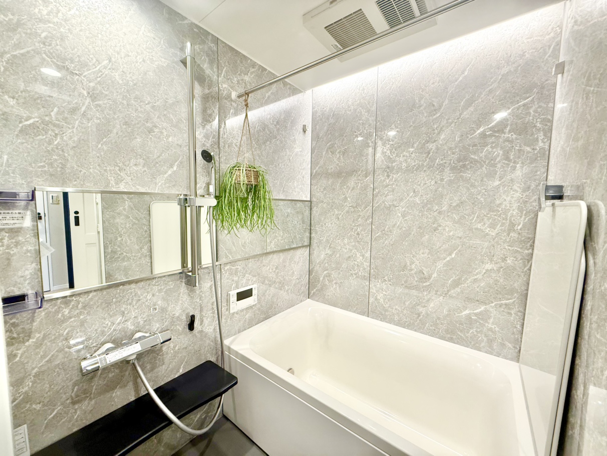 【浴室】奥行きを感じられる横長のミラーを採用した、ホテルライクな空間。浴室乾燥機を搭載しているので、雨の日の物干しスペースとしても重宝しそうです。