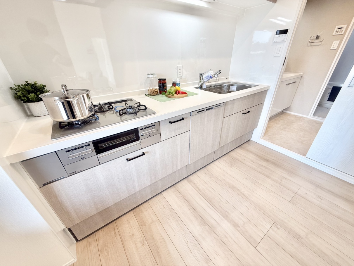 【キッチン】料理に集中しやすい独立タイプのキッチンです。キッチンから洗面室へ行き来ができます。料理の合間に洗濯や掃除を進めることができ、家事動線もスムーズです。