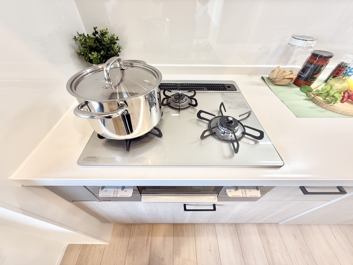 【キッチン】3口ガスコンロが備え付けられているため、複数品を同時に調理可能。効率的な調理で、家事の時短に繋がります。