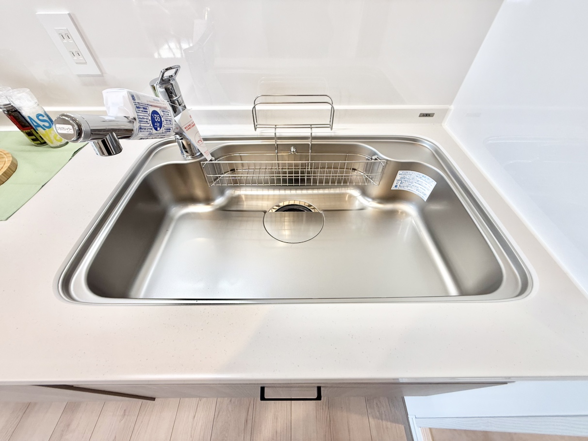 【キッチン】大きな鍋やフライパンなども洗いやすい、センターポケットシンクが採用されています。