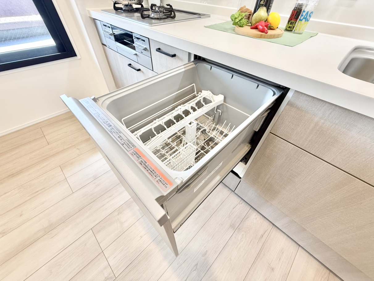 【キッチン】食器洗乾燥機が搭載されているシステムキッチンです。食後の家事時短に繋がります。