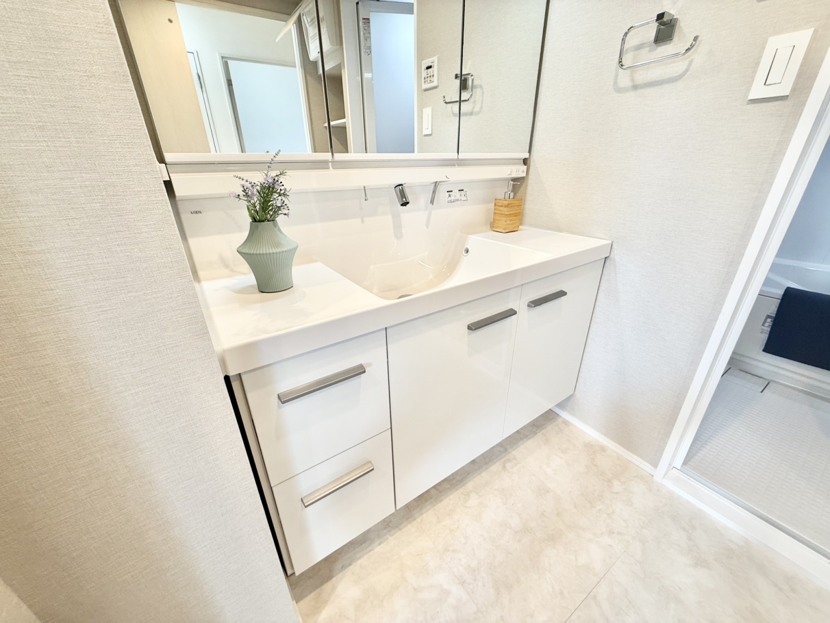 【洗面室】ホワイトなど、明るい色味で統一されているため清潔感があります。洗面周りがすっきりと片付く収納スペースもしっかりと設けられています。