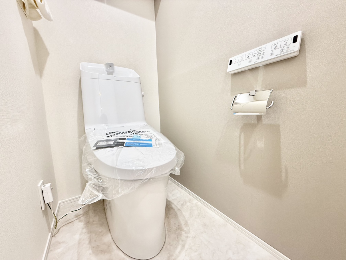 【トイレ】温水洗浄便座付きで、毎日快適にお使いいただけるトイレです。リモコンは壁に設置されており、操作がしやすいです。