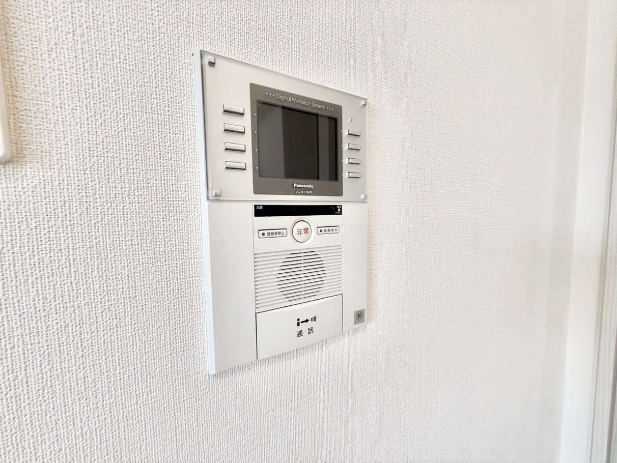 【TVモニター付きインターホン】来客時に、相手の顔を確認することができるので、防犯対策に繋がります。お子様の留守番の際などにも役立ちそうです。