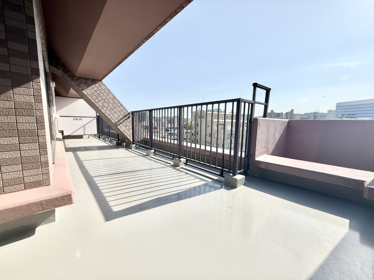 【ルーフバルコニー】南西側に設けられたルーフバルコニー。広さは21.97㎡あり、ゆとりを感じていただけます。