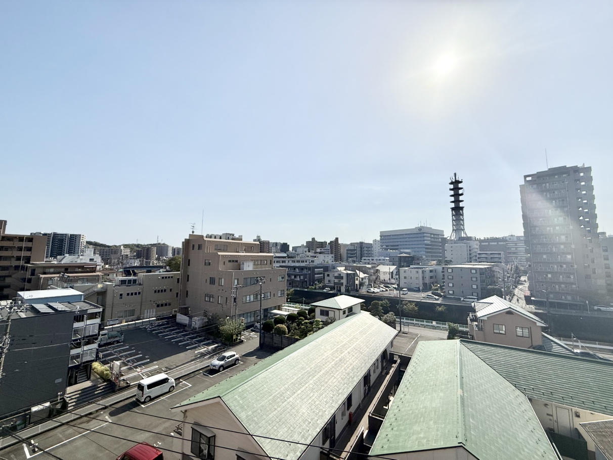 【住戸からの眺望】前面に日差しを遮る高い建物はありません。暖かな陽光が室内までたっぷり降り注ぎます。※眺望は将来に渡って保証するものではありません。