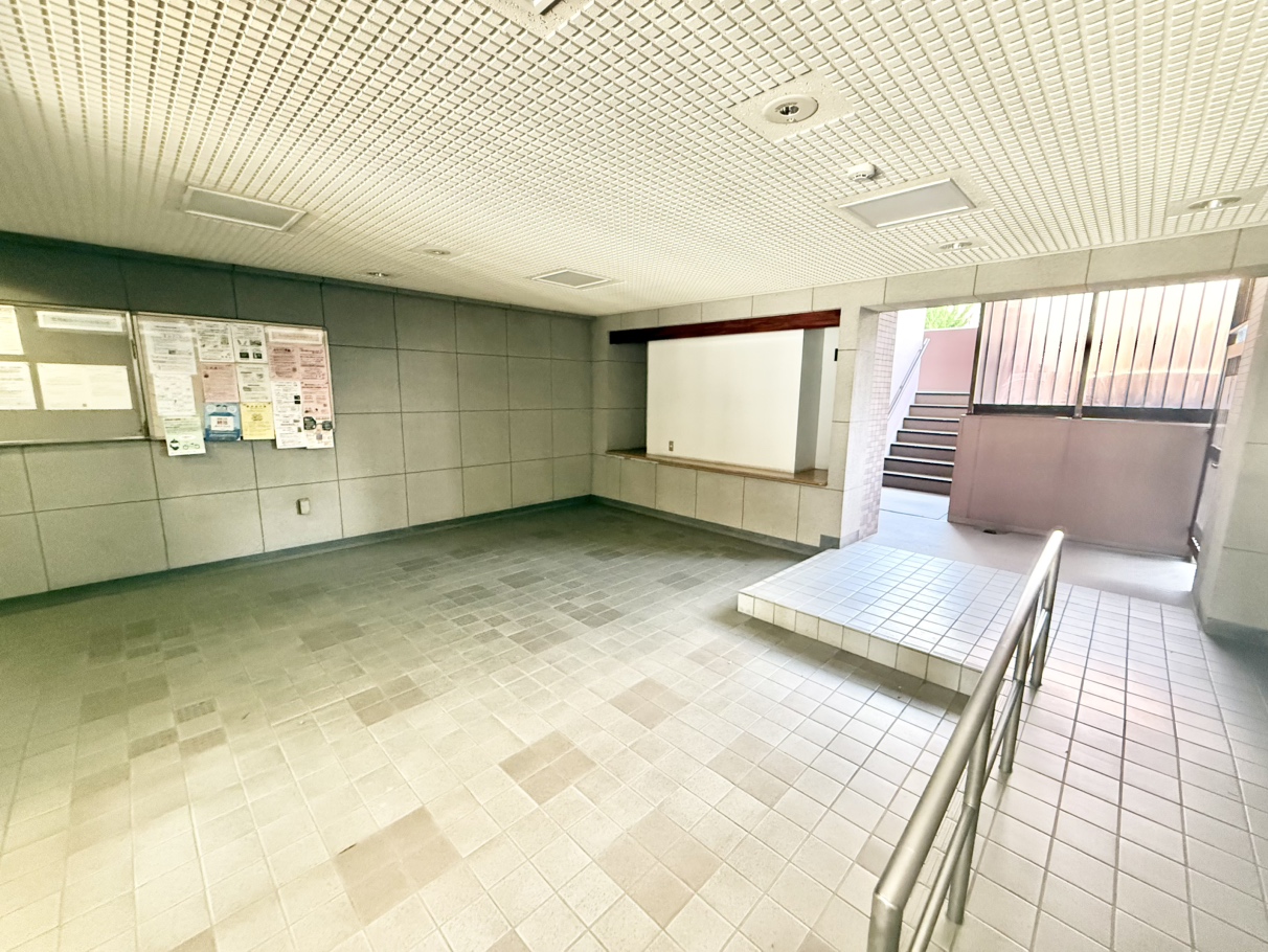 【エントランス】エントランスの壁面には掲示スペースがあり、マンションの情報などをご確認いただけます。