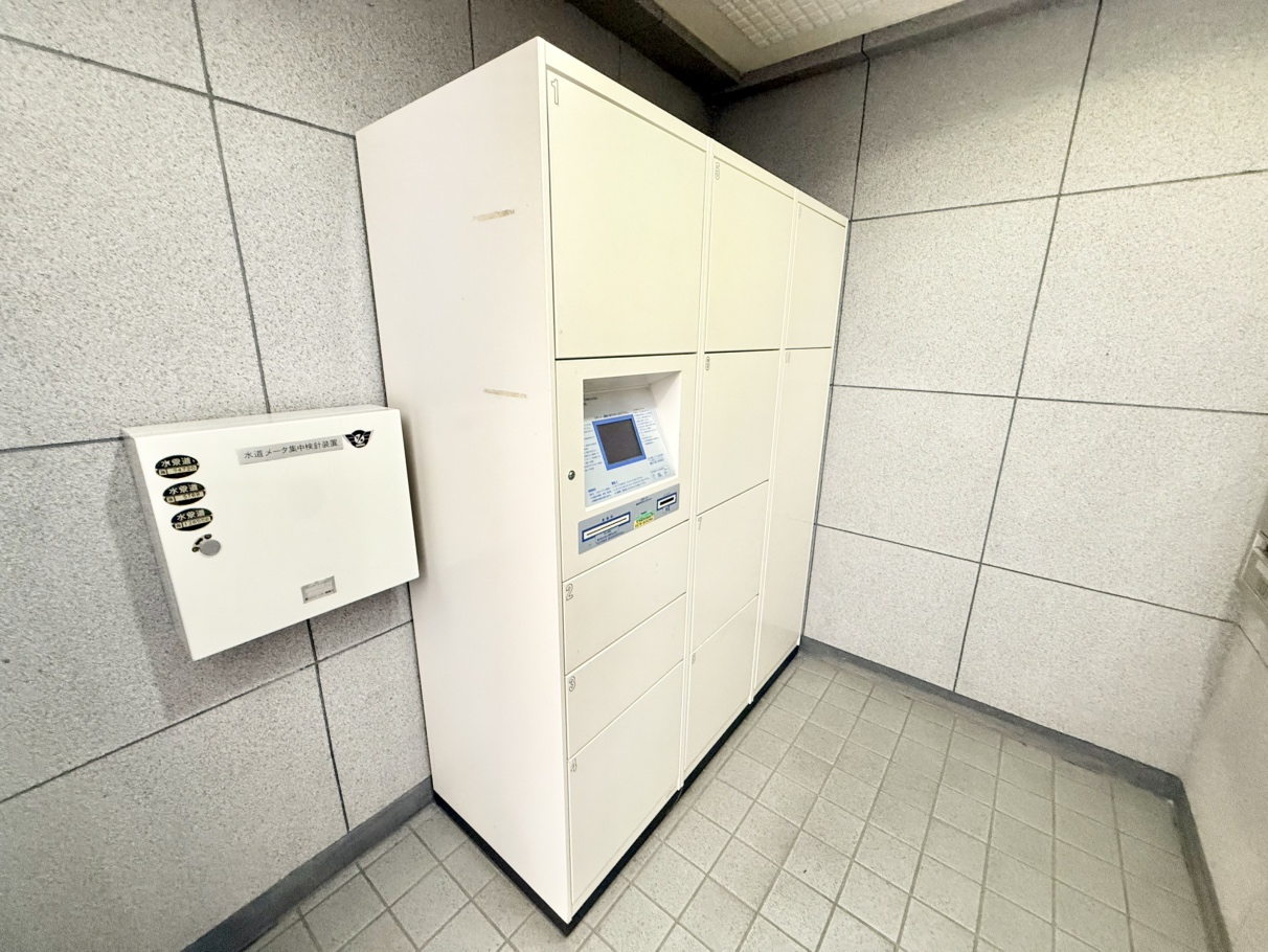 【宅配ボックス】宅配ボックスが設置されています。不在時でも荷物を受け取ることができ、再配達の手間も省けます。