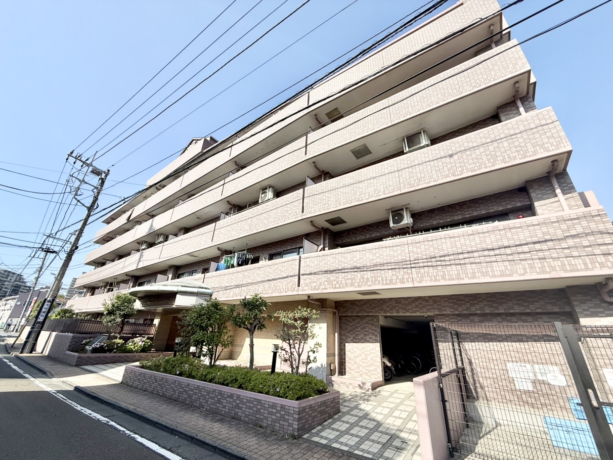 【現地外観写真】JR東海道本線「藤沢」駅まで徒歩10分の立地です。小田急江ノ島線・江ノ島電鉄もご利用いただけます。周辺環境とあわせて現地をご見学ください。