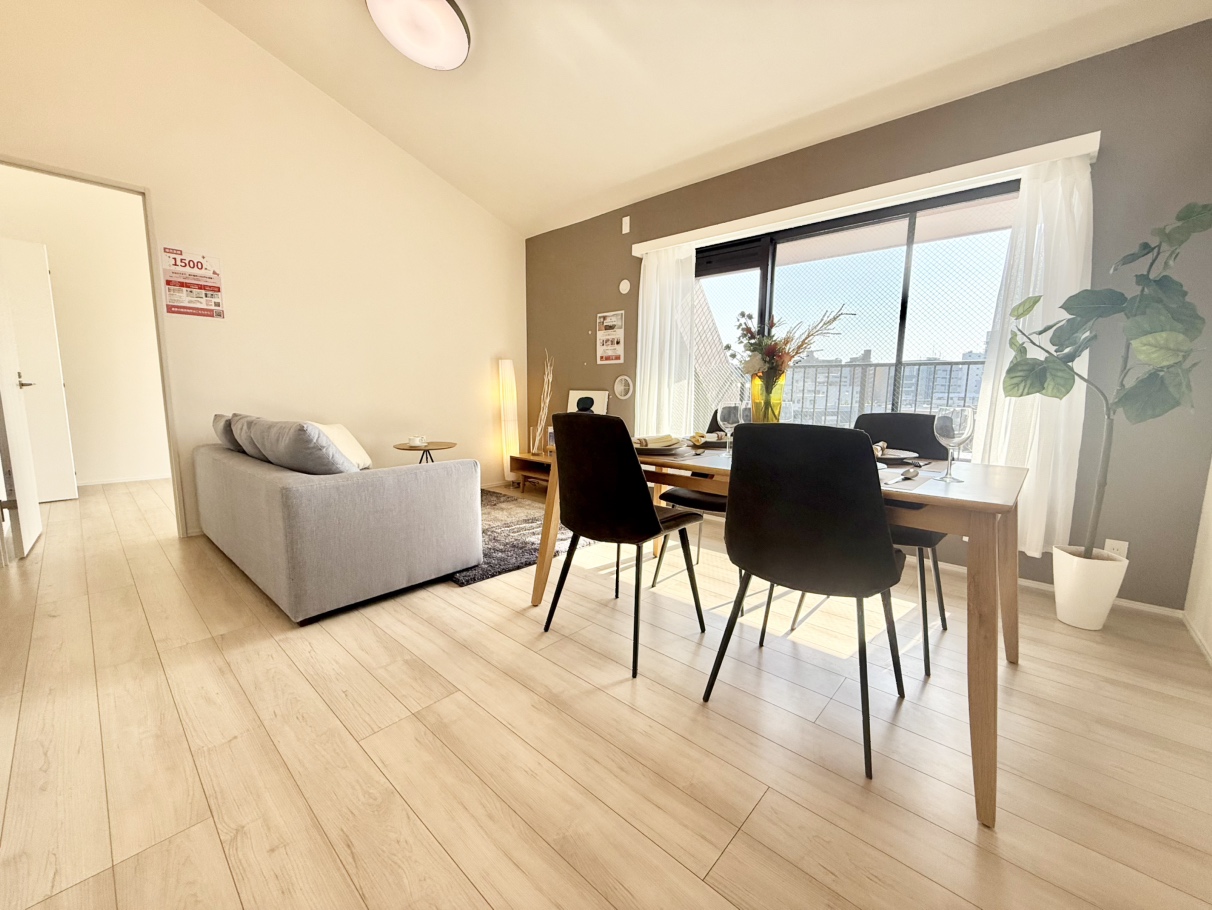 【LDK(約13.8帖)】南西向きのルーフバルコニーに面した約13.8帖のLDKです。LD部分には床暖房が備わり、冬の冷え込む時期に重宝しそうです。