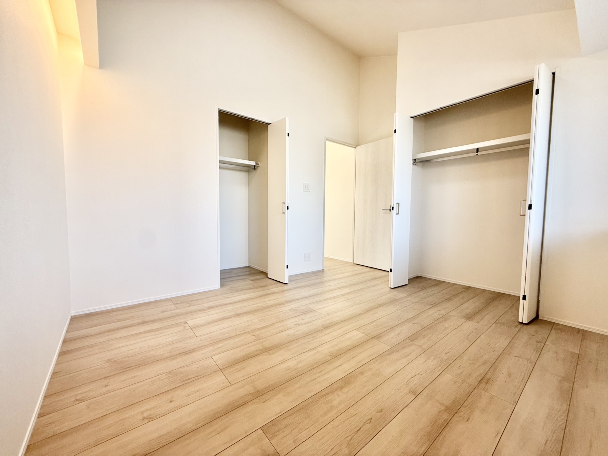 【洋室(約7.0帖)】2か所の収納や棚が設置されています。洋室の中でも一番広く、主寝室におすすめです。北東側の窓から光が入ります。