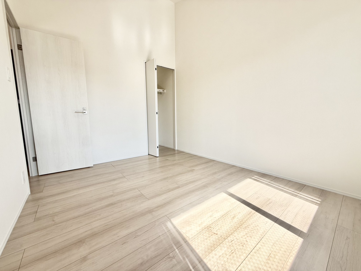 【洋室(約6.2帖)】南西向きのルーフバルコニーに面した約6.2帖の洋室です。明るい自然光が入ります。収納が備わり、室内をすっきり整理できそうです。