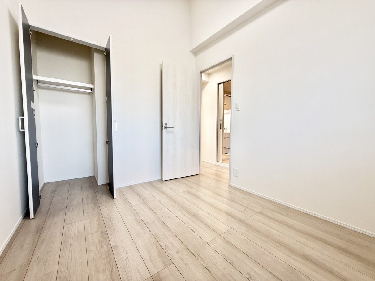 【洋室(約4.6帖)】独立した約4.6帖の洋室。ワーキングスペースや趣味の部屋としても使用できます。収納が備わり、収納家具を最低限に、住空間を広く使うことができそうです。