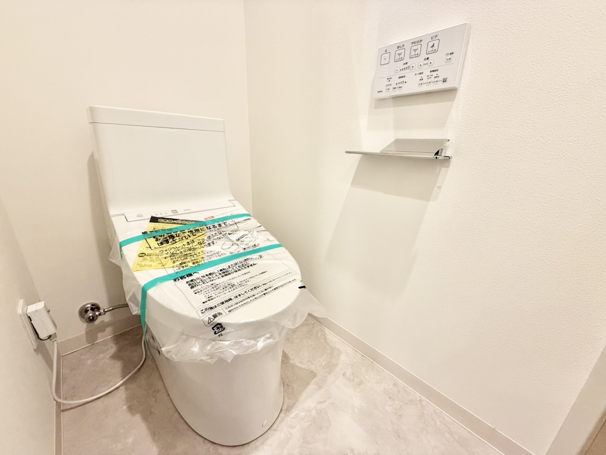 【トイレ】ホワイトを基調とした清潔感のあるトイレは温水洗浄便座付き。寒い時期でも温かな便座で、快適に使うことができます。