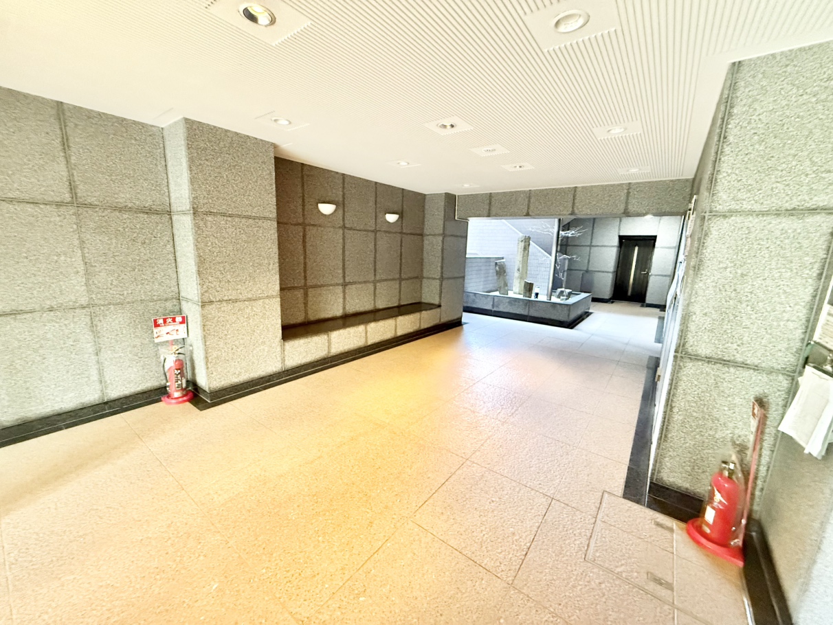 【エントランス】オートロックシステムが採用されたエントランス。不在時でも荷物を受け取れる、宅配ボックスが設置されています。