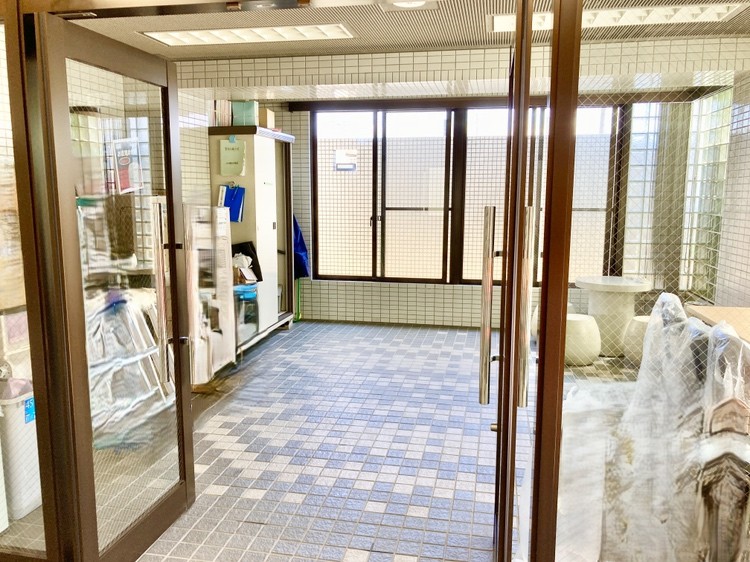 【ロビー】共用部は、明和地所コミュニティ株式会社により管理されています。エレベーターが設置され、各階への移動もスムーズです。