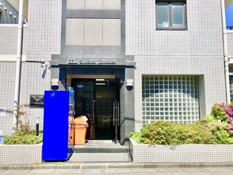 【エントランス】1991年10月築のマンション。エントランス部分は管理会社により、清潔に保たれています。また、自動販売機が設置されているため、気軽に飲料を買うことが可能です。