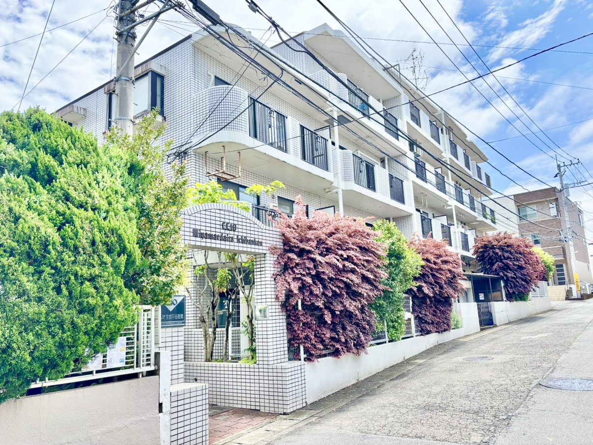 【外観写真】地上4階建ての最上階。開放感のあるルーフバルコニー付き「3LDK」住戸です。小学校・中学校まで徒歩4分と、子育て世帯にも嬉しいロケーションです。
