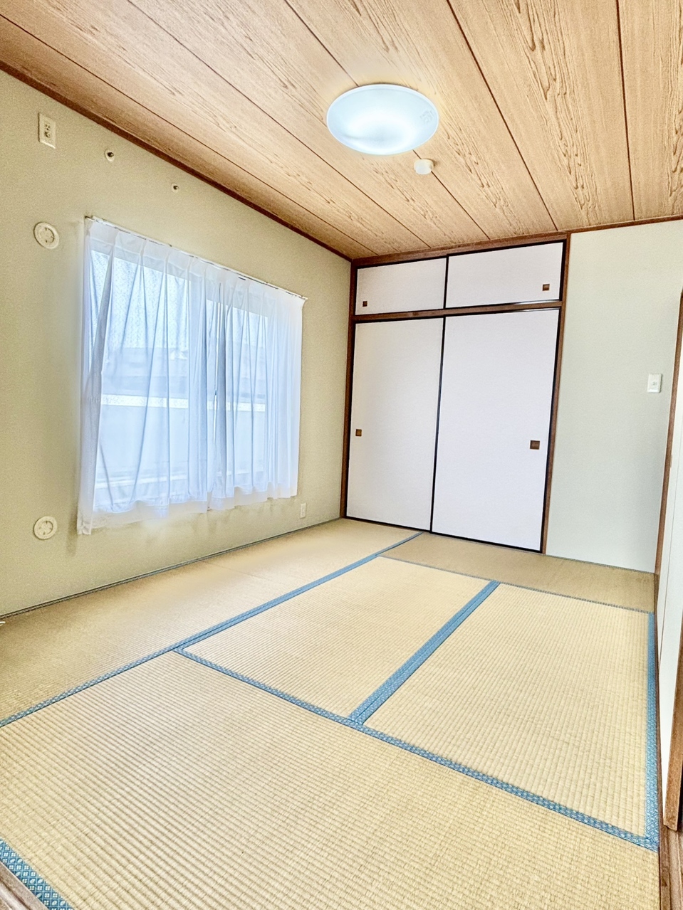 【和室】LDKに隣接する和室は約6帖。シチュエーションに合わせて個室としても活用できます。押入が備えられているため、寝具や季節家電などを保管するのに便利です。
