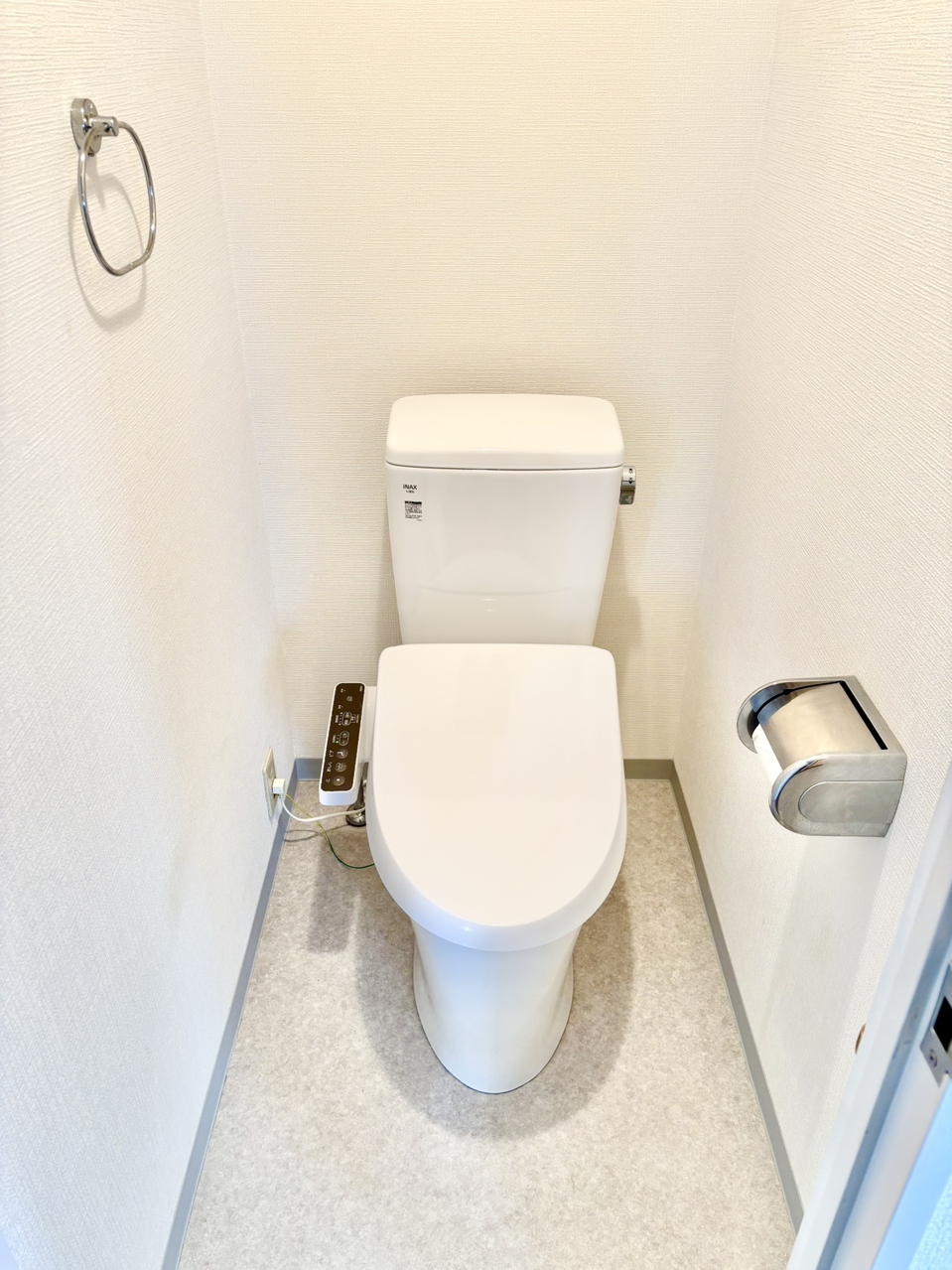 【トイレ】一年を通じて快適に利用できる温水洗浄便座付き。便座カバーがなくてもあたたかいため、冬場でも快適にトイレを使用できます。