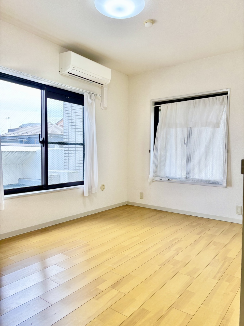 【北側洋室】風通しの良い2面採光の洋室。主寝室や子ども部屋、趣味の部屋など、ライフスタイルに合わせてフレキシブルに活用可能です。