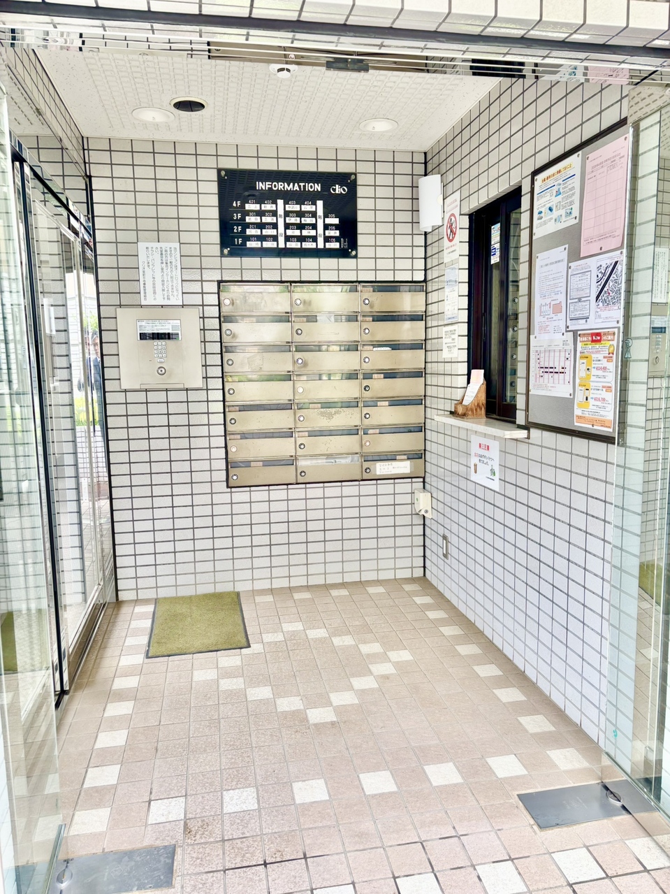 【エントランス】エントランスはオートロックで管理されています。住民以外の人が侵入しにくく、防犯面に配慮されています。ダイヤル式の集合ポストが備わっており、雨にぬれずに郵便物を取りに行けます。