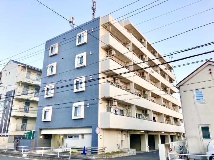 【現地外観写真】鉄筋コンクリート造6階建ての4階に位置しています。スーパーやコンビニ徒歩が10分圏内にあり生活利便性の高い立地です。