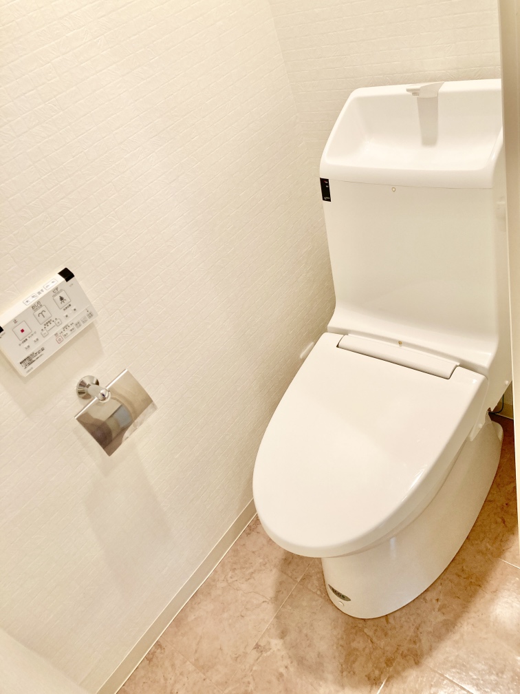 【トイレ】ホワイトカラーでまとめられた清潔感のあるトイレ空間。