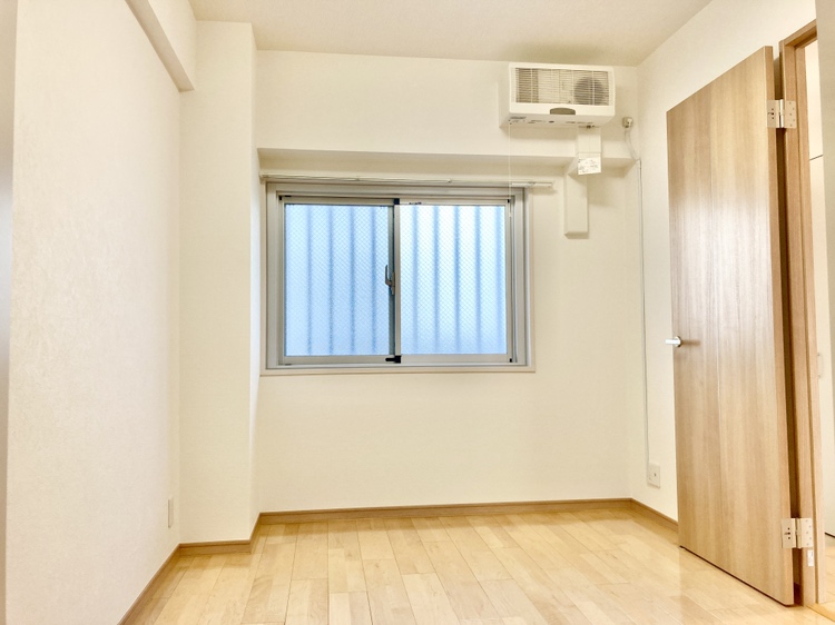 【洋室】採光部分は腰高窓なので、家具の配置がしやすく、壁面を活かしたレイアウトが可能です。
