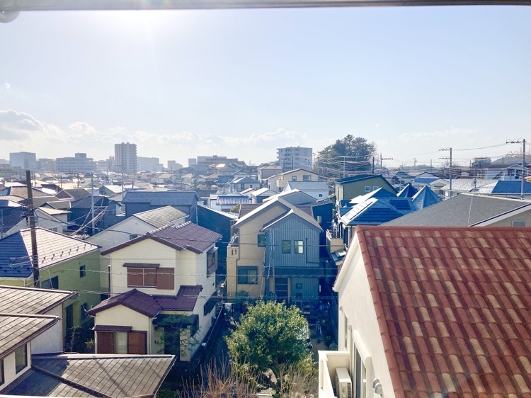【眺望】前面に視界を遮る高い建物は無く、天気の良い日には心地よい青空を楽しめそうです。
